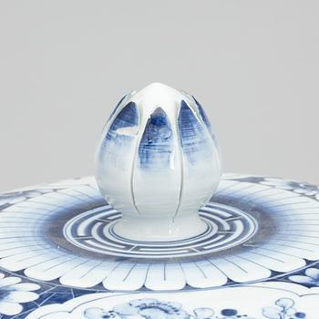 SKÅL MED LOCK, porslin, Kina, 1900-tal.