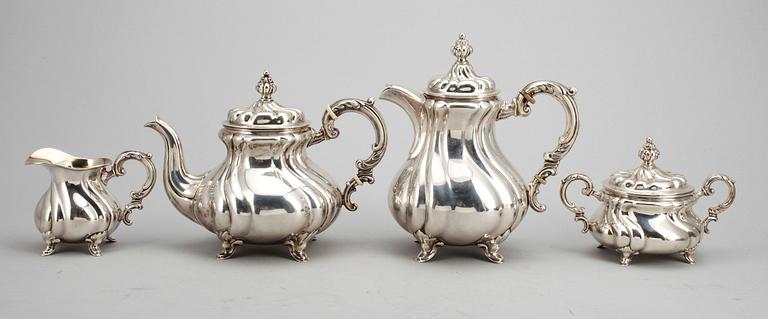 KAFFE- samt TESERVISDELAR, 4 st, silver, rokokostil, svenska importstämplar. 1900-tal. Totalvikt 1816 g.