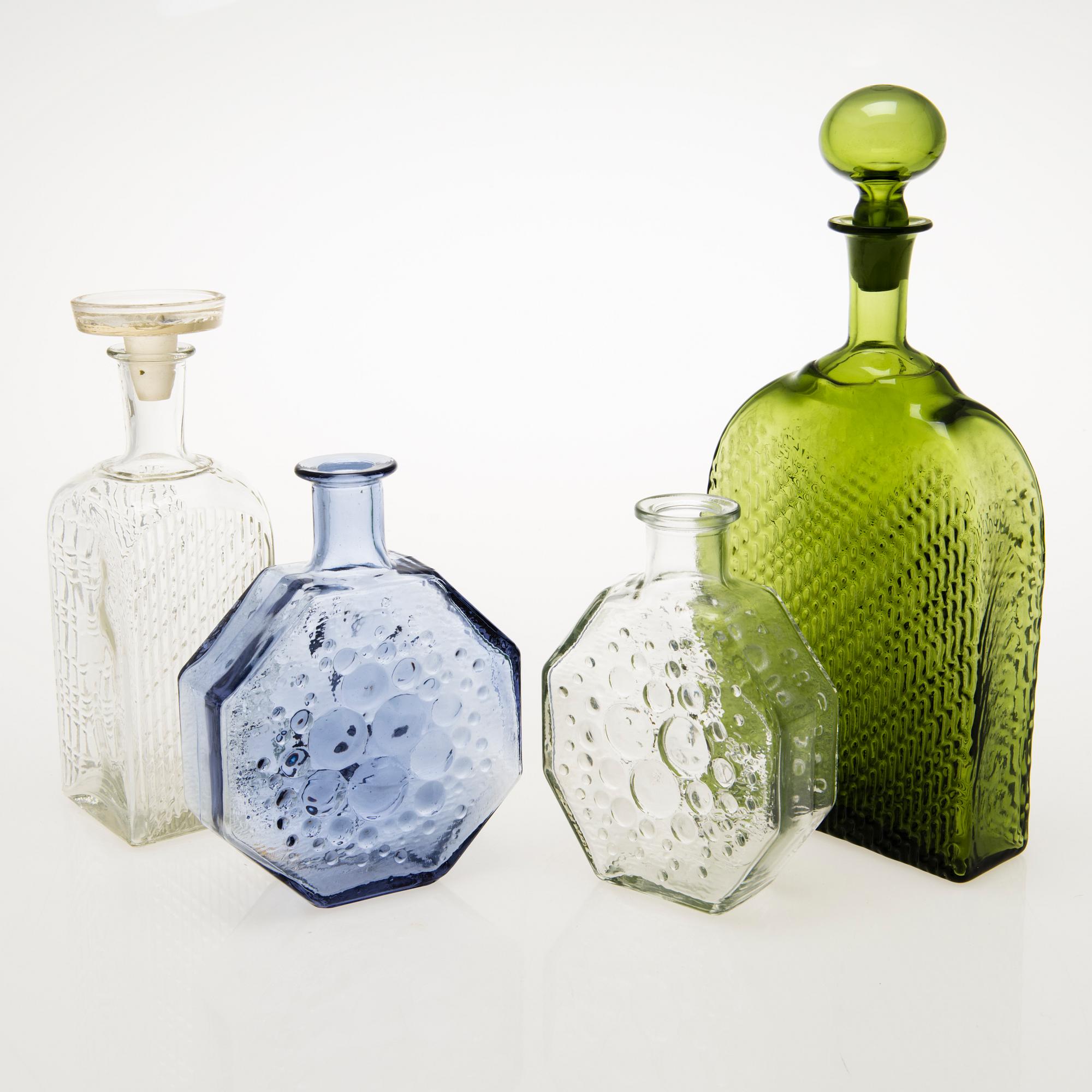 NANNY STILL 2 karaffer samt 2 dekorationsflaskor, Riihimäen Lasi Oy, 1960-tal.