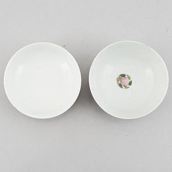 Four porcelain bowl and one cover, China, late Qing dynasty and 20th century.