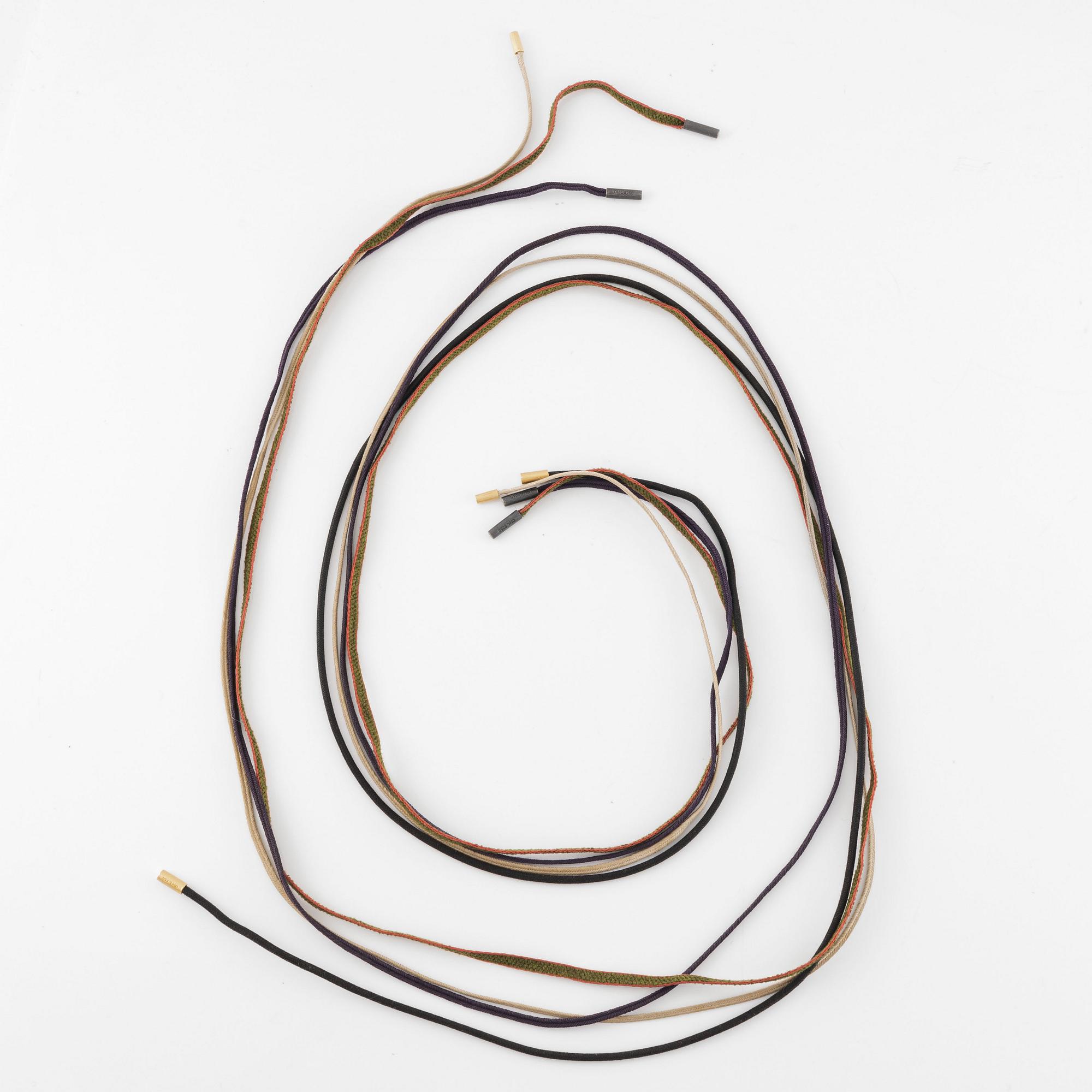 Ole Lynggaard fyra stycken halsband/remmar i textil samt guld och silver.
