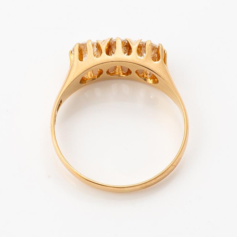 18K gold ring with three brilliant-cut diamonds.