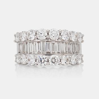 1206. A 2.99 ct brilliant- and baguette-cut diamond ring.