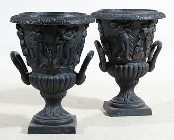 TRÄDGÅRDSURNOR, ett par, gjutjärn. 1900-talets slut.