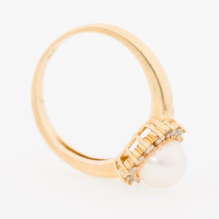 A RING, cultured pearl, brilliant cut diamonds, 18K gold.