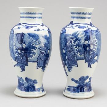 A pair of blue and white vases, Qing dynasty, 19th Century.