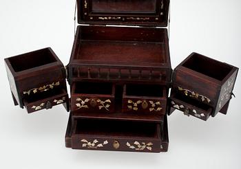 SKRIN, Kina, rosenträ med pärlemorinlägg, 1900-talets början.