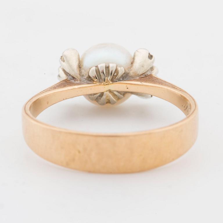 Ring with cultured akoya pearl and single-cut diamonds 0.06 cts. Stirgert för Heribert Engelbert.