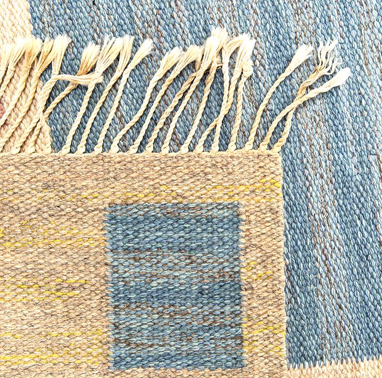 A 1950s Swedish flat weave carpet signed MÅ (Margareta Åkerberg) ca 460x201 cm.
