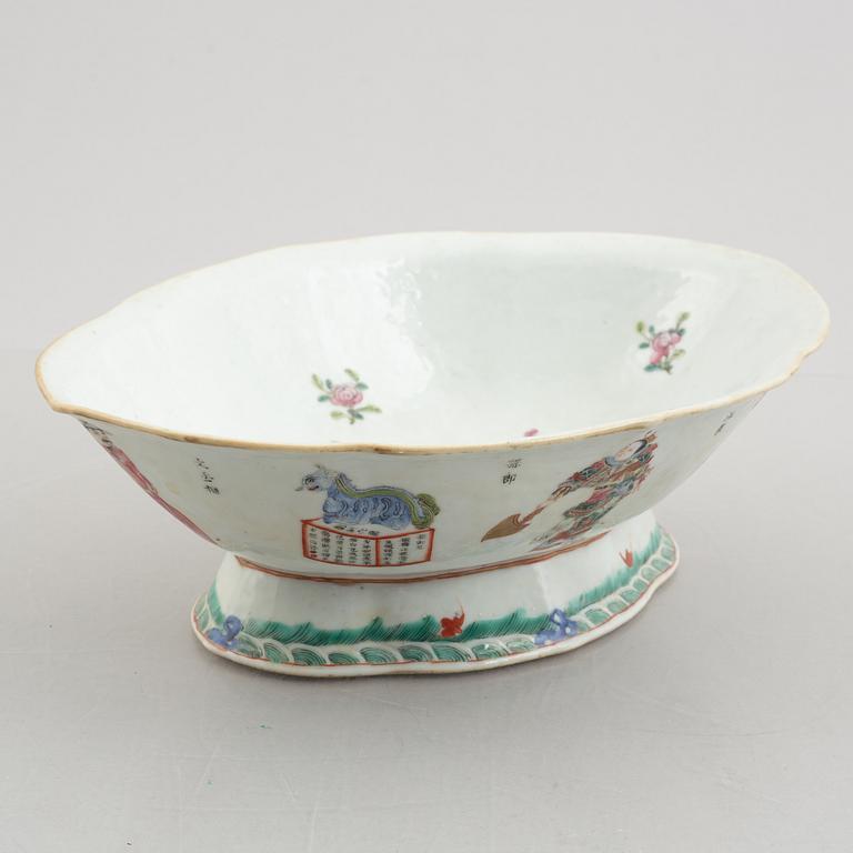 A porcelain bowl, China, Qing dynasty, end of the 19th century.