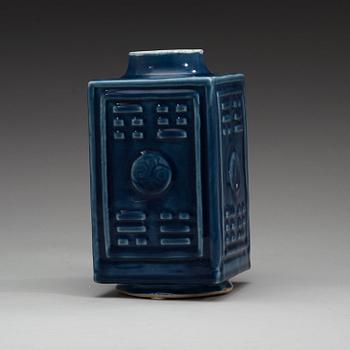 A blue rectangular vase, late Qing dynasty, circa 1900.