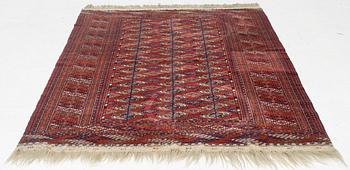 An oriental rug, c. 184 (+4cm flat weave on each end) x 133 cm.