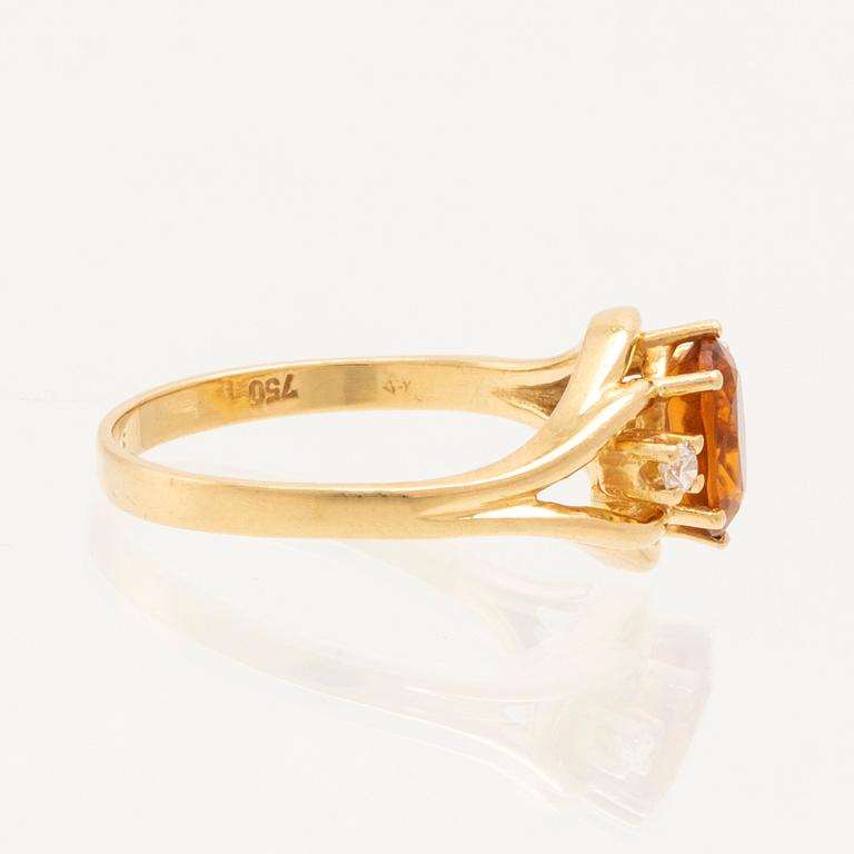 H.Stern ring in 18K gold with an oval faceted citrine and round brilliant-cut diamonds.