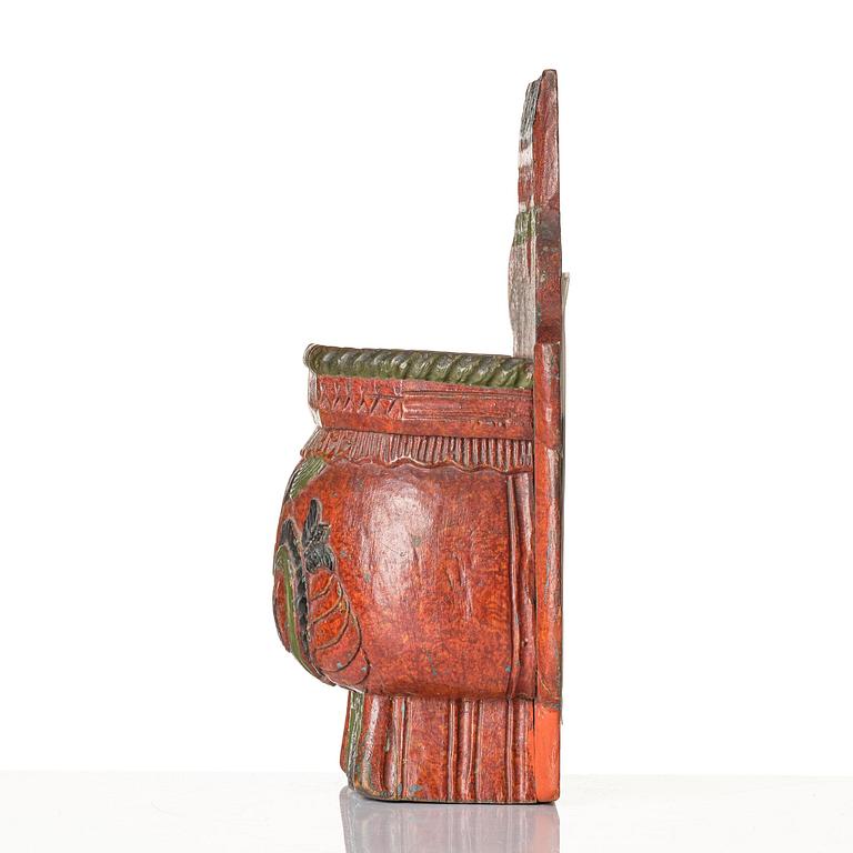 A Swedish carved and polychrome-painted spoon holder from Jäntland, 18th century.