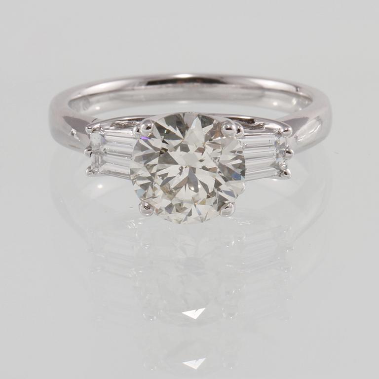 RING, 18K vitguld med briljantslipad diamant 2.00 ct samt 4 baguettslipade diamanter 0.31 ct. Vikt 4,5 gram.