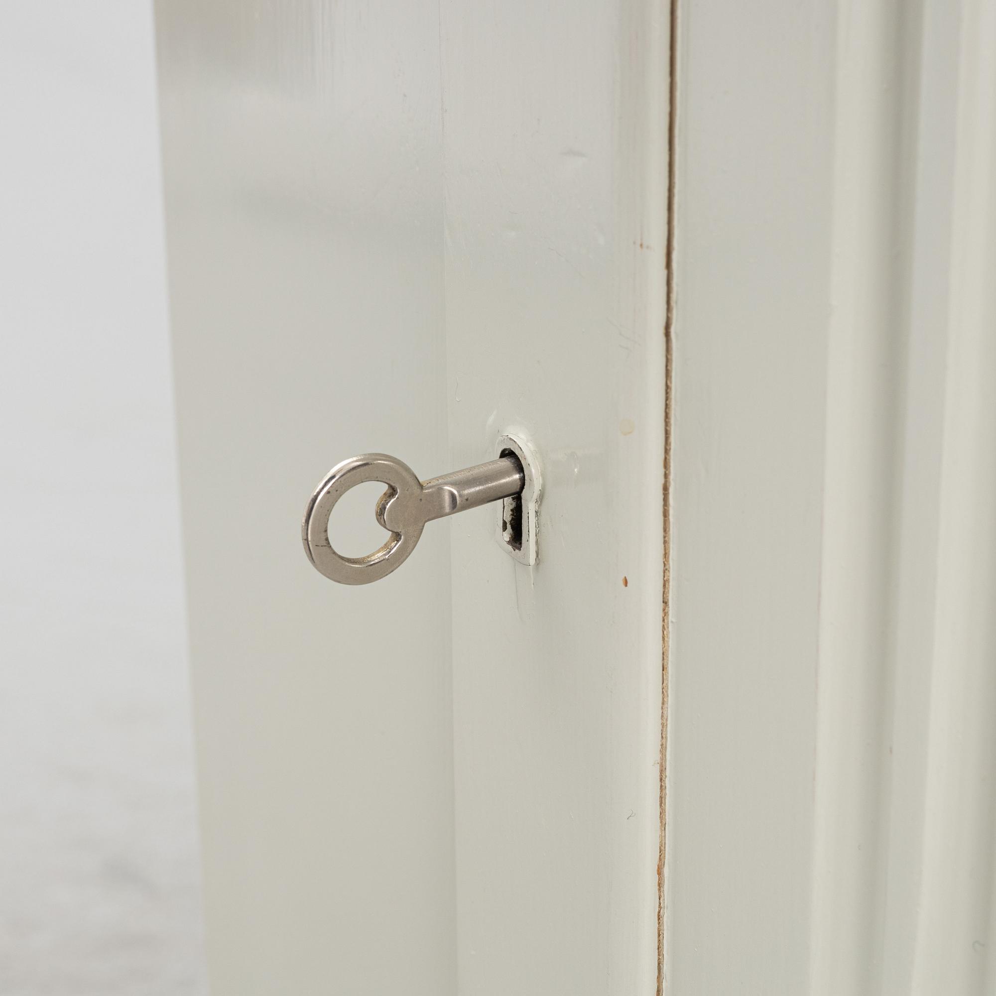 Hörnskåp, 1900-talets mitt.