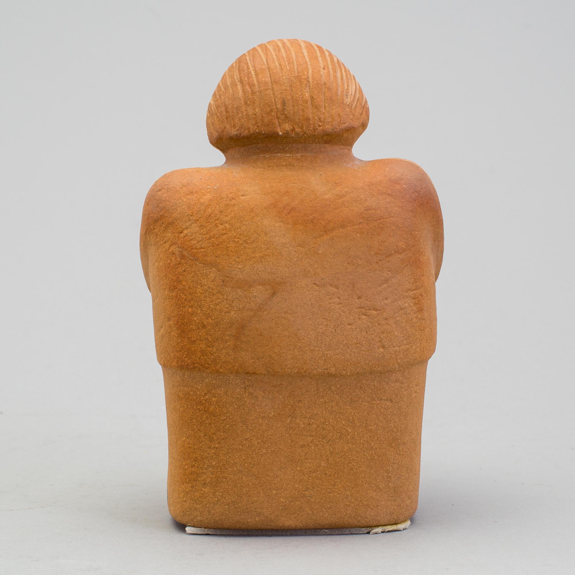 LISA LARSON, figurin, stengods, "Amalia" samt "Gunnar Sträng" sparbössa. Gustavsberg.