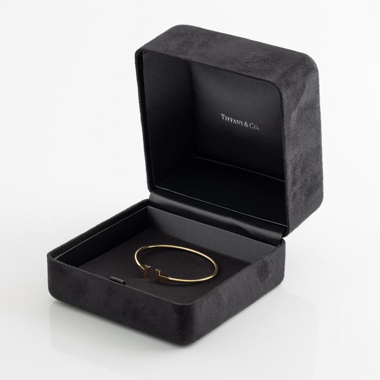 A Tiffany & Co 18K gold "T" bracelet.