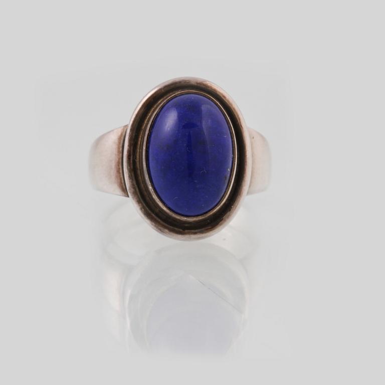 RING, sterlingsilver med cabochonslipad lapis lazuli, Georg Jensen. Vikt 7,1 gram.