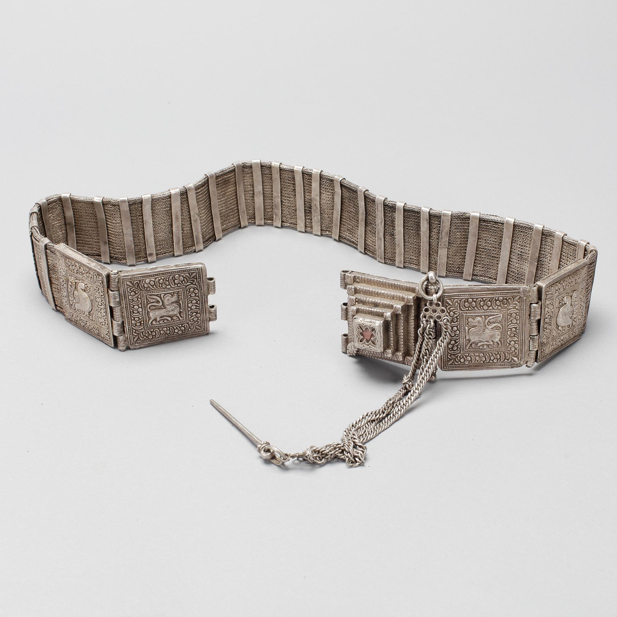 BÄLTE, silver, enligt uppgift Saudiarbien. Totalvikt ca 950g.