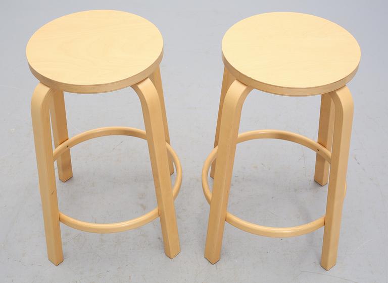 BARPALLAR, ett par, "modell 64", Alvar Aalto, Artek, 2005.