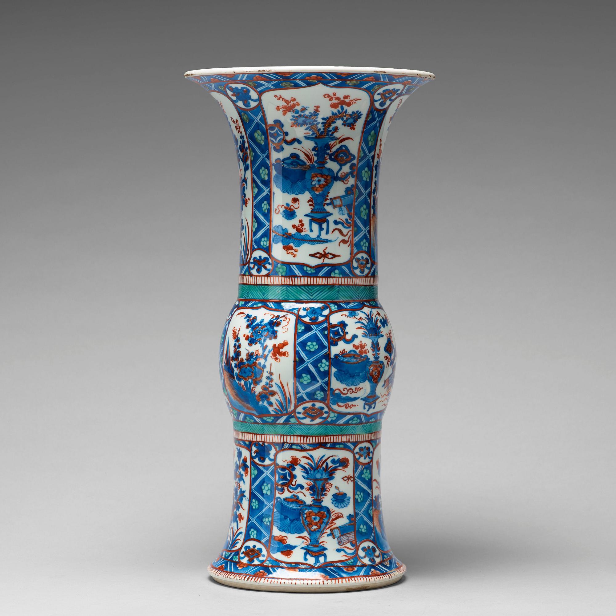 TRUMPETVAS, porslin. Qingdynastin, Kangxi (1662-1722).