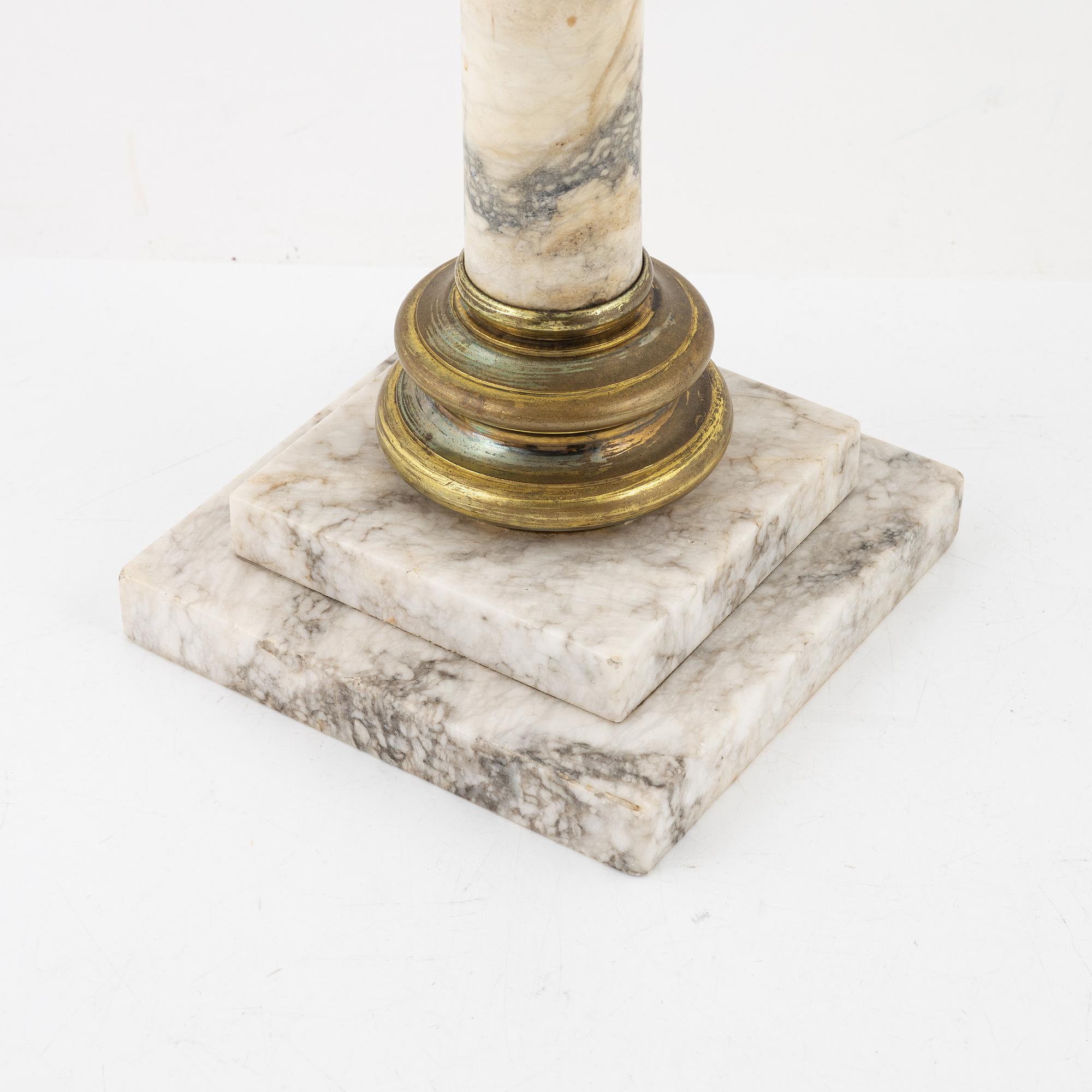 Bordsfotogenlampa, kolonnformad, marmor, 1900-tal.