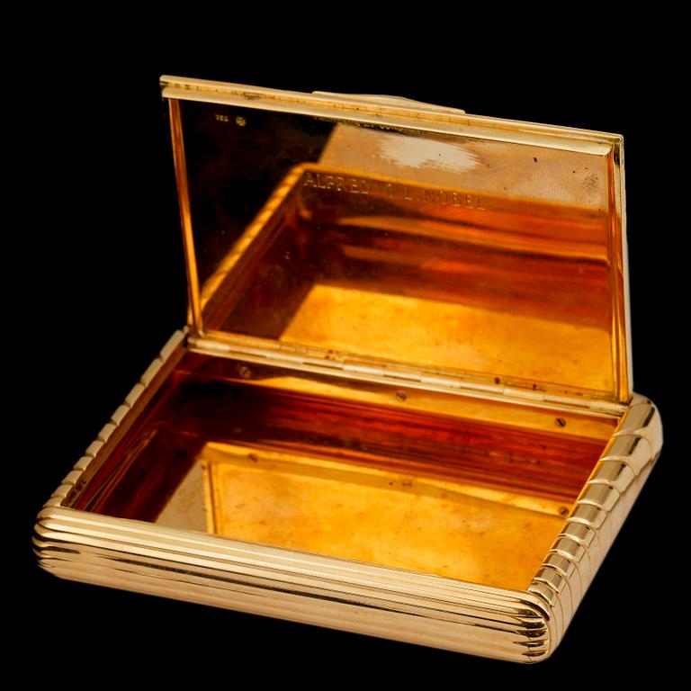 CIGARETTETUI, guld 18K, rysk stil, bär märkning Vacheron et Constantin, Genève. 1900-tal. Vikt ca 212 gram.