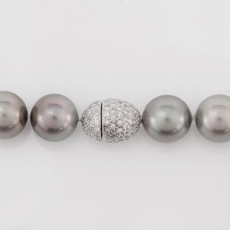 COLLIER med odlade Tahitipärlor, 12-14.7 mm med diamantlås.