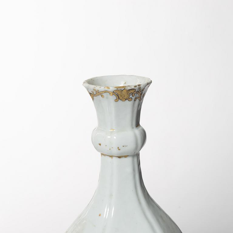 Flaska, vapenporslin. Qingdynastin, 1700-tal.