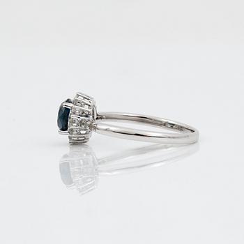 RING,14K vitguld med kraftfull mörkblå diamant 0,94 ct. med åttakantslipade diamanter. Vikt 2,70 g.