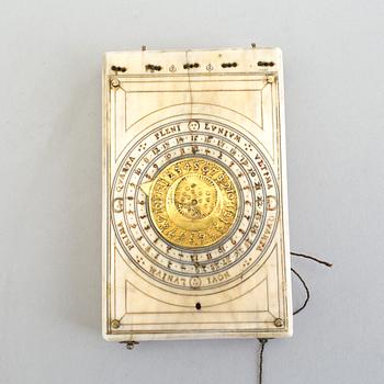TIDVISARE med KOMPASS Ekvatorialsolur. Ben, mässing, glas, daterad 1667.