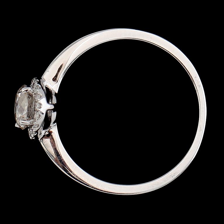 RING, 18K vitguld, tot ca 0.73 ct.