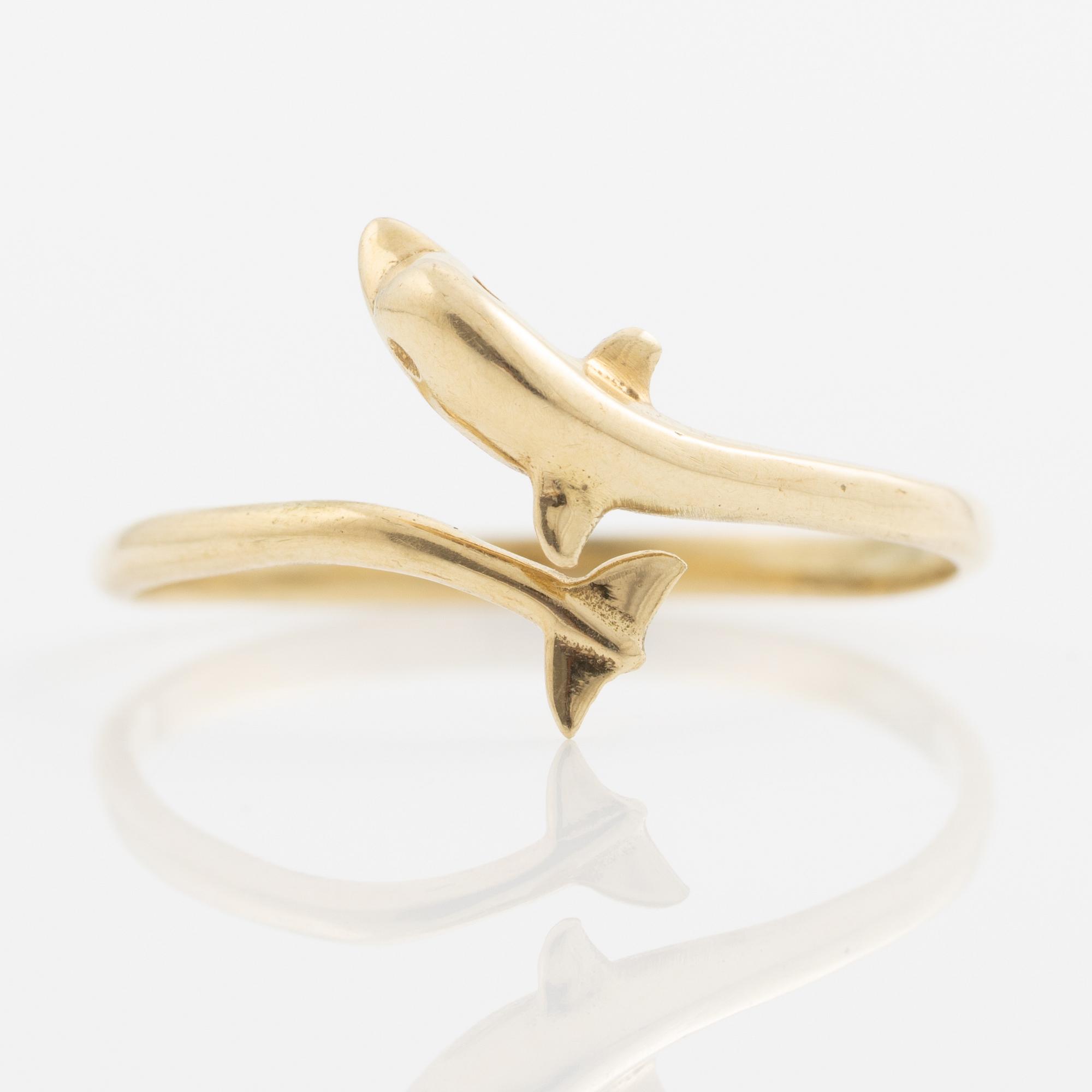 Ring, 14K gold in the shape of a dolphin.