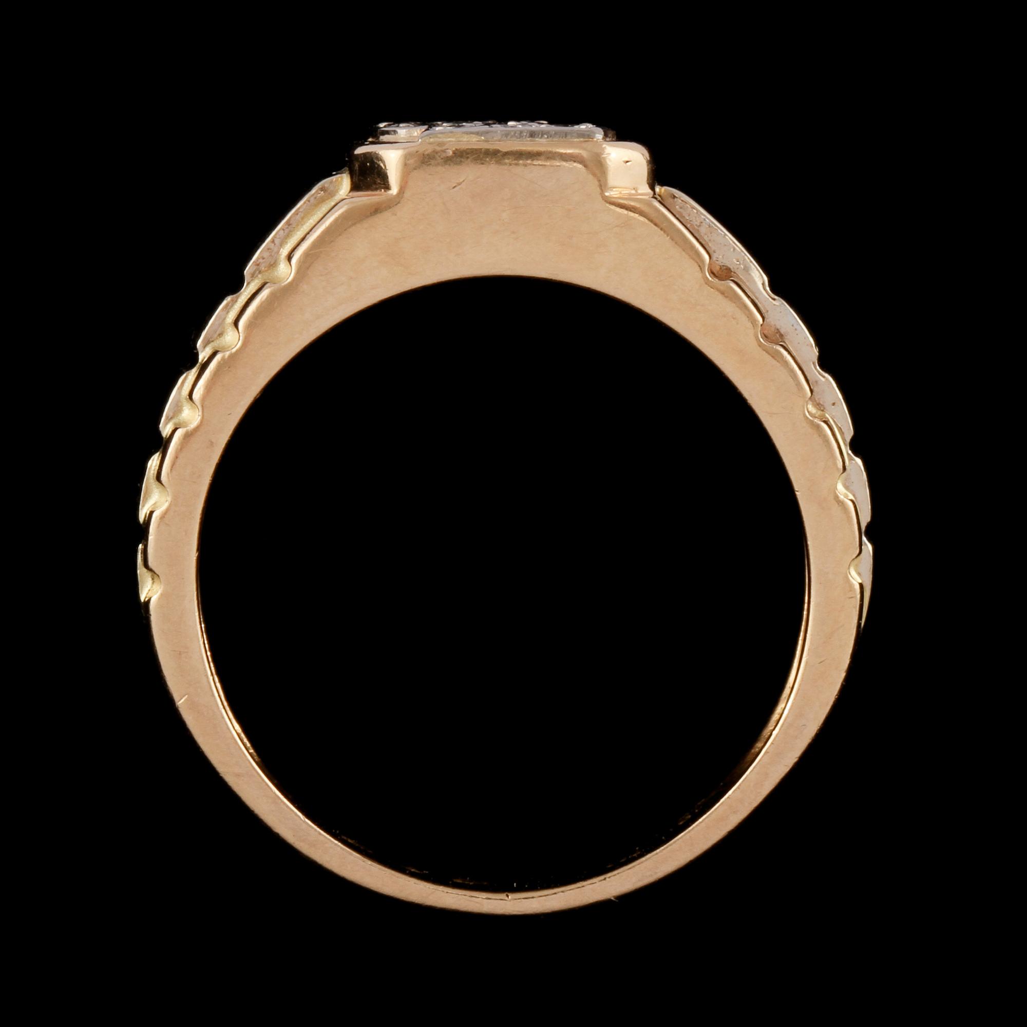RING, 18k guld och vitguld med 10 åttkantslipade diamanter, 0.10 ct, importstämplad. Vikt 11 g.