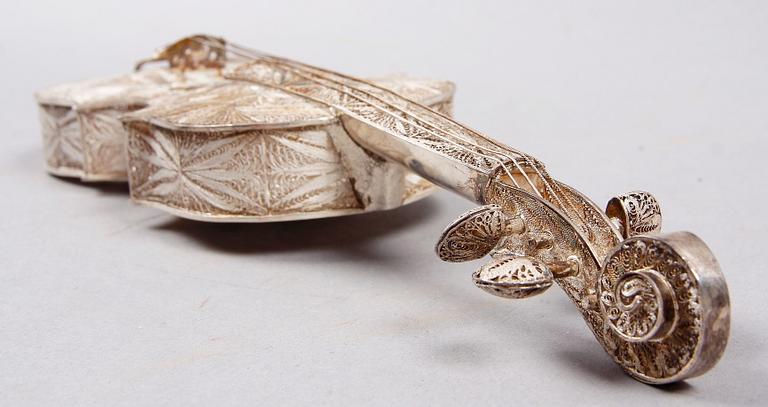 FIOLMODELL, sterlingsilver. 1900-tal.