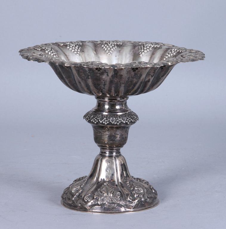 SKÅL PÅ FOT, silver, otydliga stämplar. 406 gram.