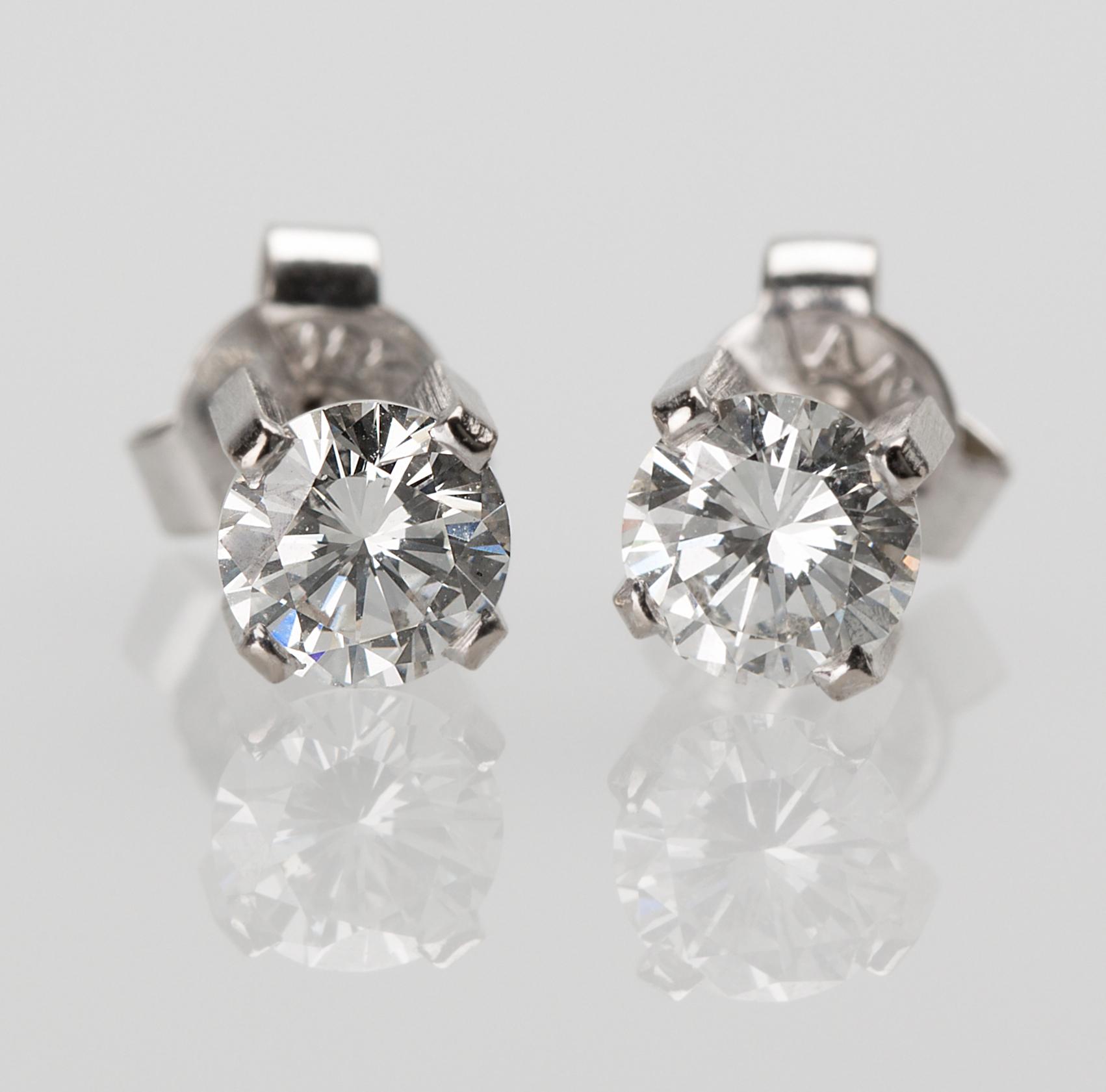 ÖRHÄNGEN, ett par, 18 k vitguld med briljantslipade diamanter, totalt ca 0,90 ct. Vikt ca 1,5 g.