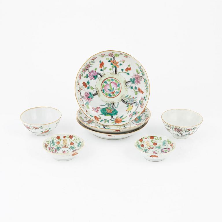 A group of Chinese porcelain objects, late Qing dynasty/20th Century. (9 pieces).