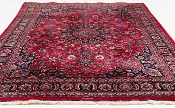 A Meshad carpet, ca 410 x 290 cm.