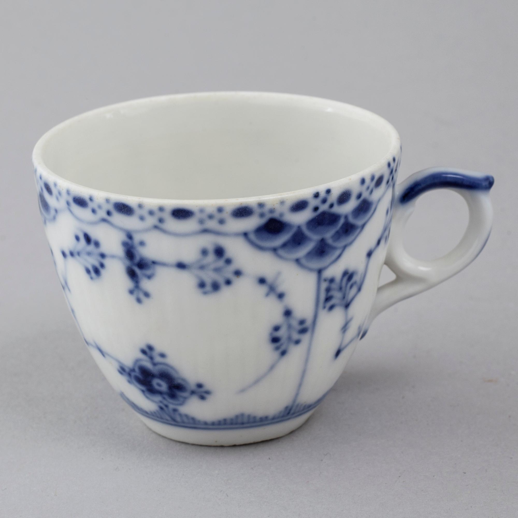 25 pieces of porcelain tableware from Royal Copenhagen, model "Musselmalet", 20th century.