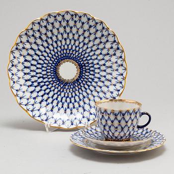 KAFFESERVIS, 33 delar, porslin, "Cobalt Net", Lomonosov, Ryssland, 1900-talets andra hälft.