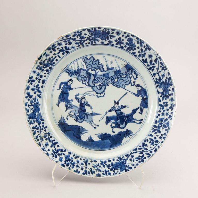 A blue and white dish, Qing dynasty, Kangxi (1662-1722).