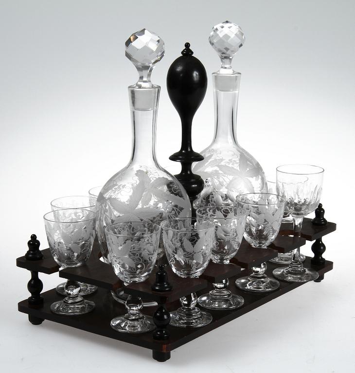 SCHATULL med GLAS, 11 st, samt KARAFFER, 2 st, 1800/1900-tal.