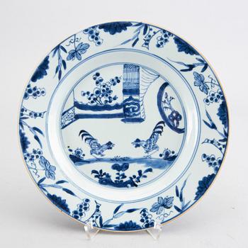 A Chinese Qianlong blue and white porcelain plate.