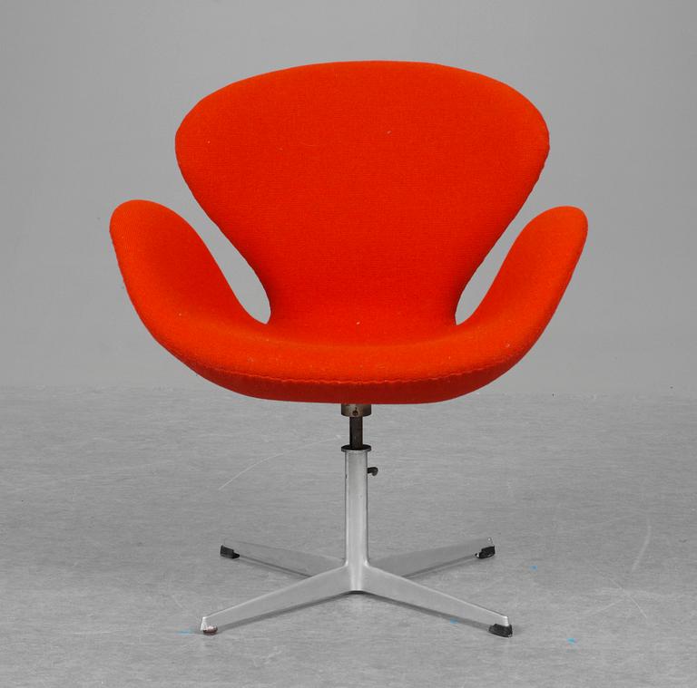 An Arne Jacobsen "Swan" easy chairs, Fritz Hansen, Denmark 1960-70´s.