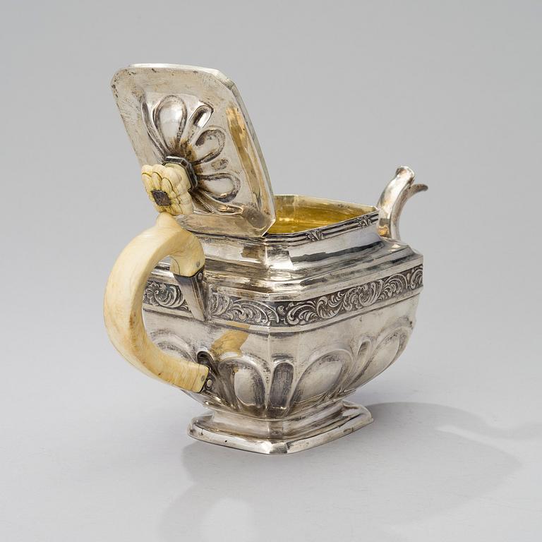 A 19TH CENTURY RUSSIAN SILVER TEAPOT.