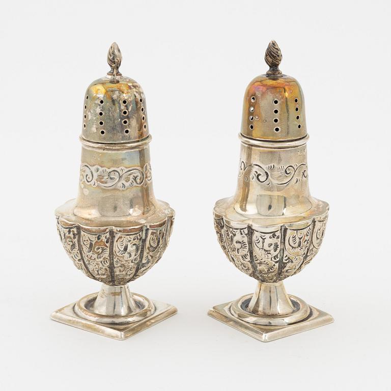 Demitassekoppar, 3st, samt ströare, ett par, porslin och silver, 5st, Birmingham, bl a 1906.