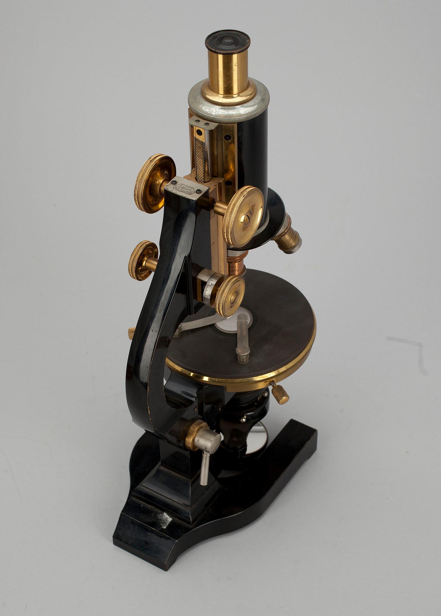 MIKROSKOP, mässing och metall, "No 2099098" Ernst Leitz Wetzlar 1910-20-tal.