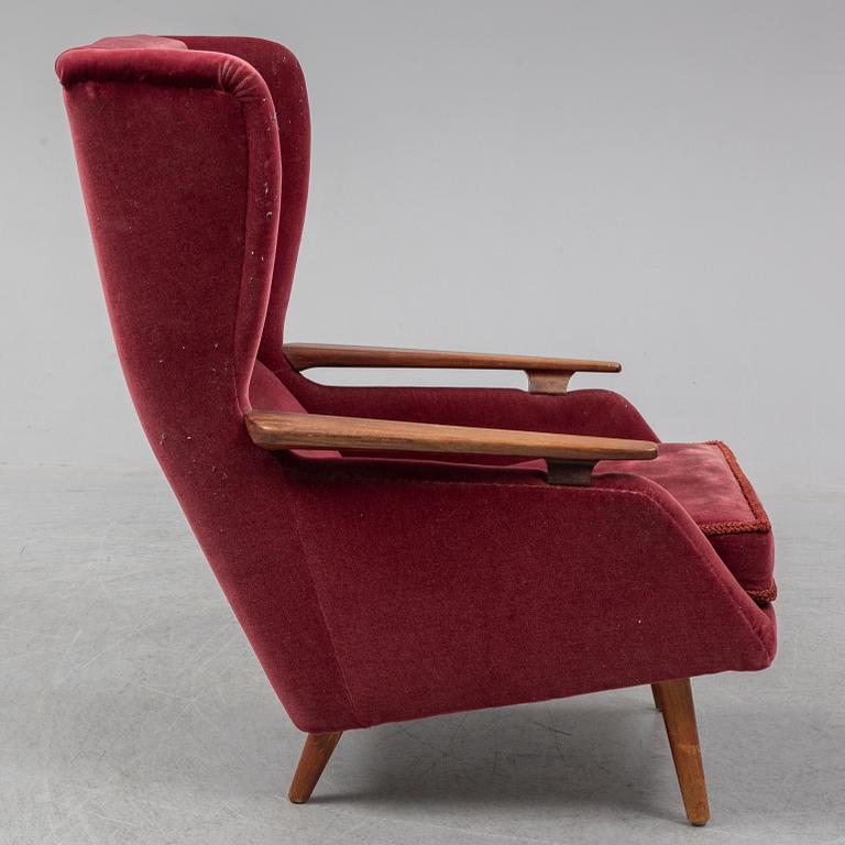 A mid 20th century easy chair.